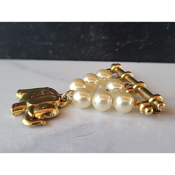 Elephant Shaped Faux Pearl And Gold Tone Metal Dangling Charm Brooch Vintage - Picture 5 of 10